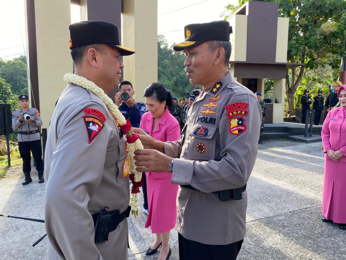 Tradisi Pengalungan Bunga, Tarian Adat dan Pedang Pora Warnai Penyambutan Kapolda Sulbar