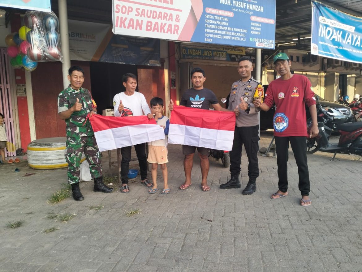 Selain Imbau Warga, TNI-Polri dan Pemdes di Gowa Bagikan dan Bantu Memasangkan Bendera Merah Putih