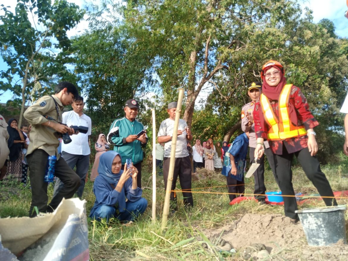 Peletakan Batu Oleh Husniah Talenrang, Barombong Bakal Punya Gedung SMP Baru