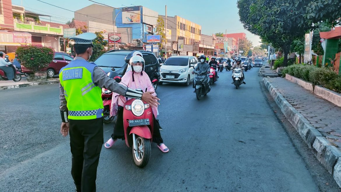 Agar Nyaman Berkendara, Kasat Lantas Polres Gowa Bersama Personelnya Beri Himbauan Ke Pengendara