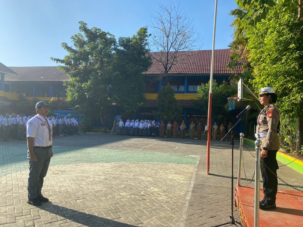 Pimpin Upacara Di SMAN 1 Gowa, Kasat Lantas Polres Gowa Sosialisasikan OPS Zebra 2023