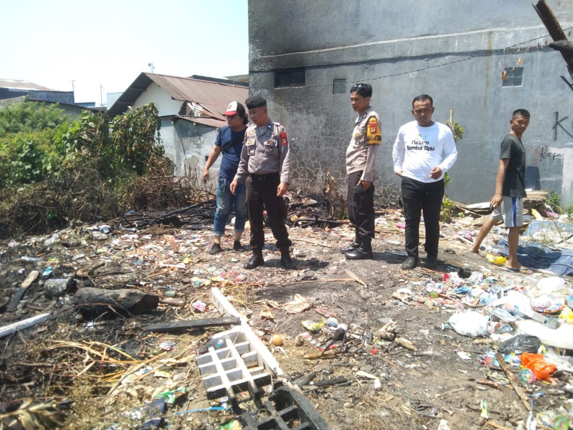 Respon Cepat Anggota Polsek Somba Opu Datangi laporan Lahan pembuangan sampah Terbakar