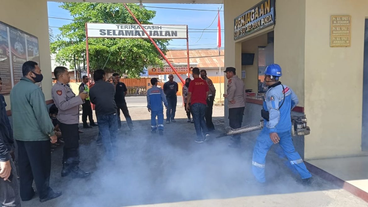 Cegah Malaria Biddokkes Polda Sulsel bersama Siedokkes Polres Gowa Melakukan Fogging Di mapolsek Somba Opu