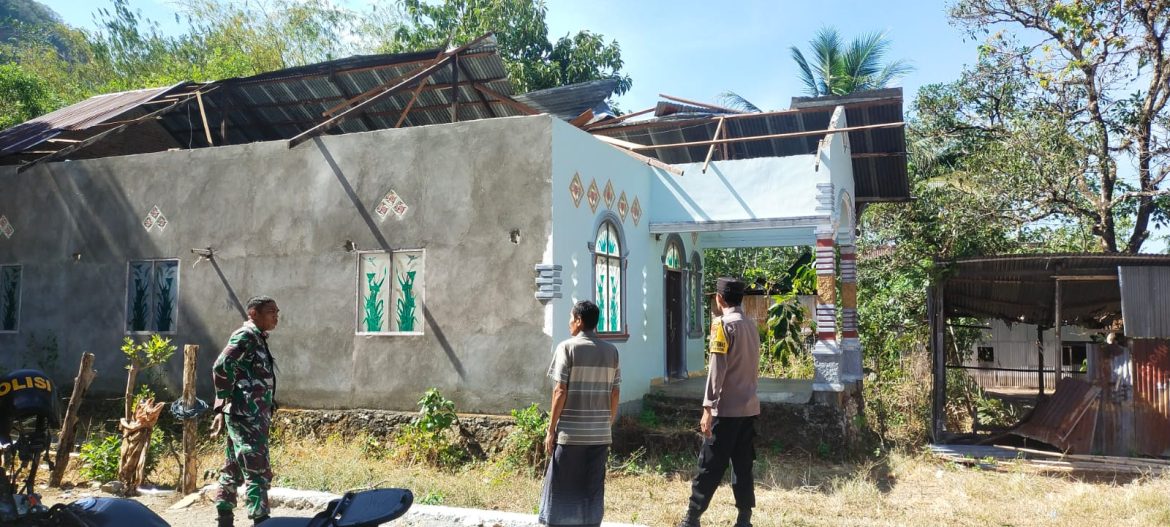 Di Hempas Angin Puting Beliung,Bhabinkamtibmas Polsek Segeri Datangi Rumah Korban