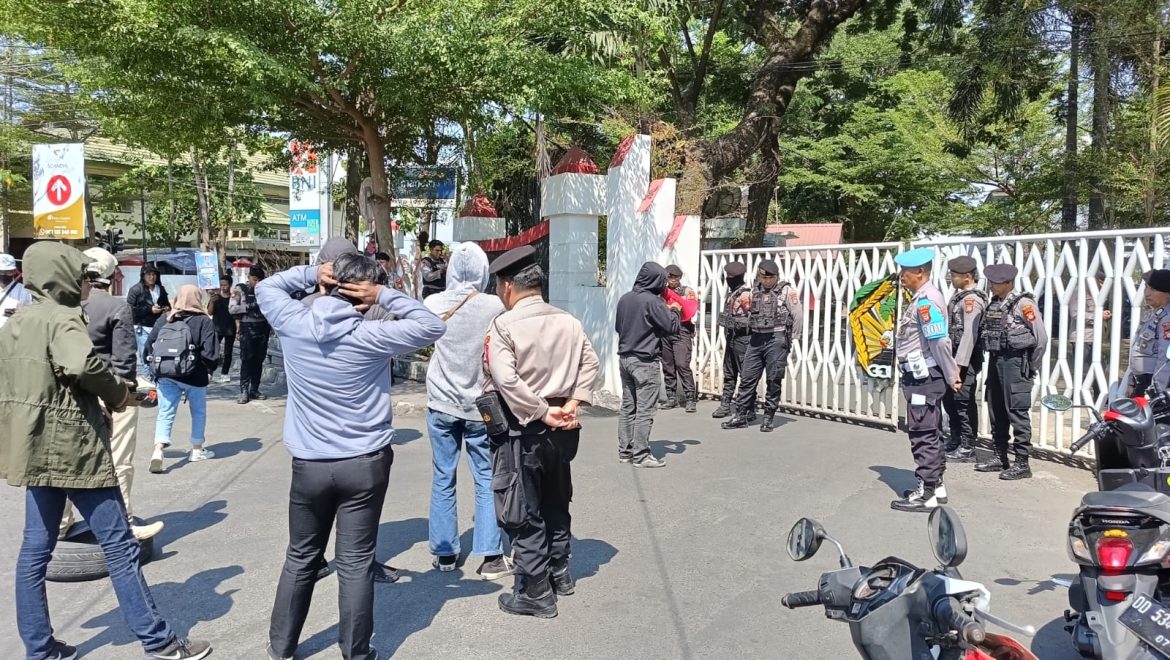 Kapolsek Somba Opu Bersama Personil Amankan Jalannya Unjuk Rasa di Depan Kantor Pemda Kab.Gowa