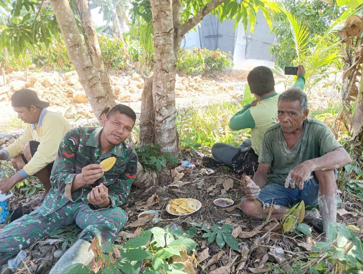 Istirahat Sejenak Sambil Minum Teh, Kopi Hangat Dan Pisang Goreng Yang Di Sajikan Warga