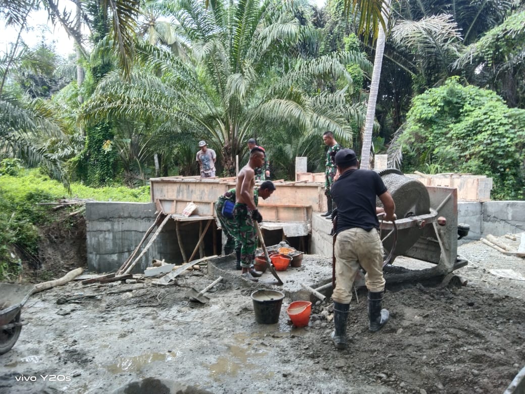 Meski Diterik Panasnya Matahari Satgas TMMD Bersama Warga Terus Kompak