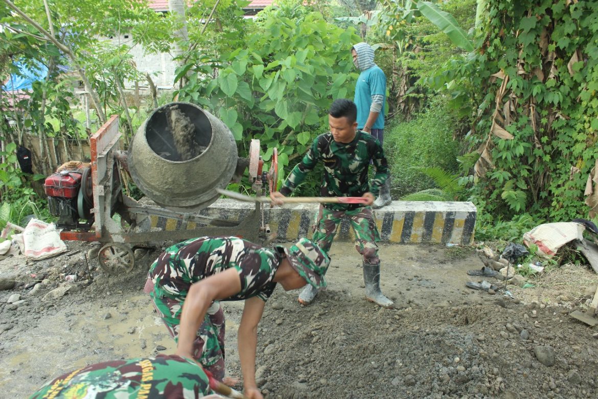 Satgas TMMD Dan Warga Ako Percepat Pengecoran Jalan Rabat Beton Didusun Morobio