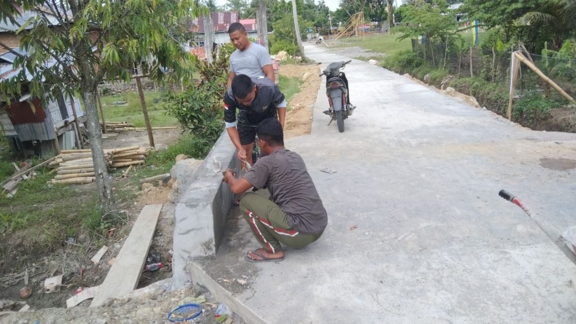 Pembangunan Plat Duicker Dusun Morobio Acian Plat Dudukan