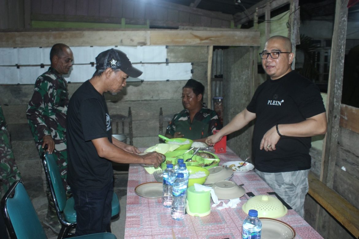 Dansatgas Kodim 1427/Pasangkayu Bersama Warga Kerja Lembur