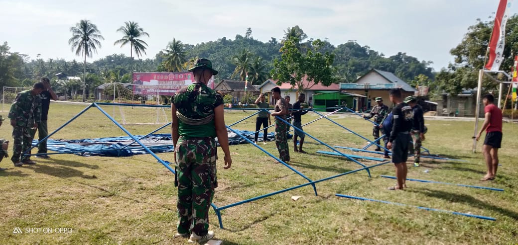 Persiapan Penutupan TMMD Reguler Anggota Satgas Bersihkan Lapangan dan Pasang Tenda