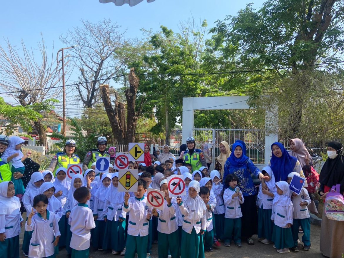 Senangnya Murid TK di Gowa Ini Belajar Tertib Lalu Lintas Dengan Ibu Polwan, Diajak Berkenalan dengan Rambu dan Randis