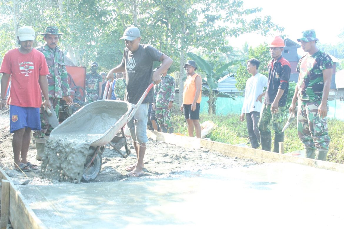 Teriknya Panasnya Matahari Satgas TMMD Tetap Semangat Laksanakan Cor Rabat Beton