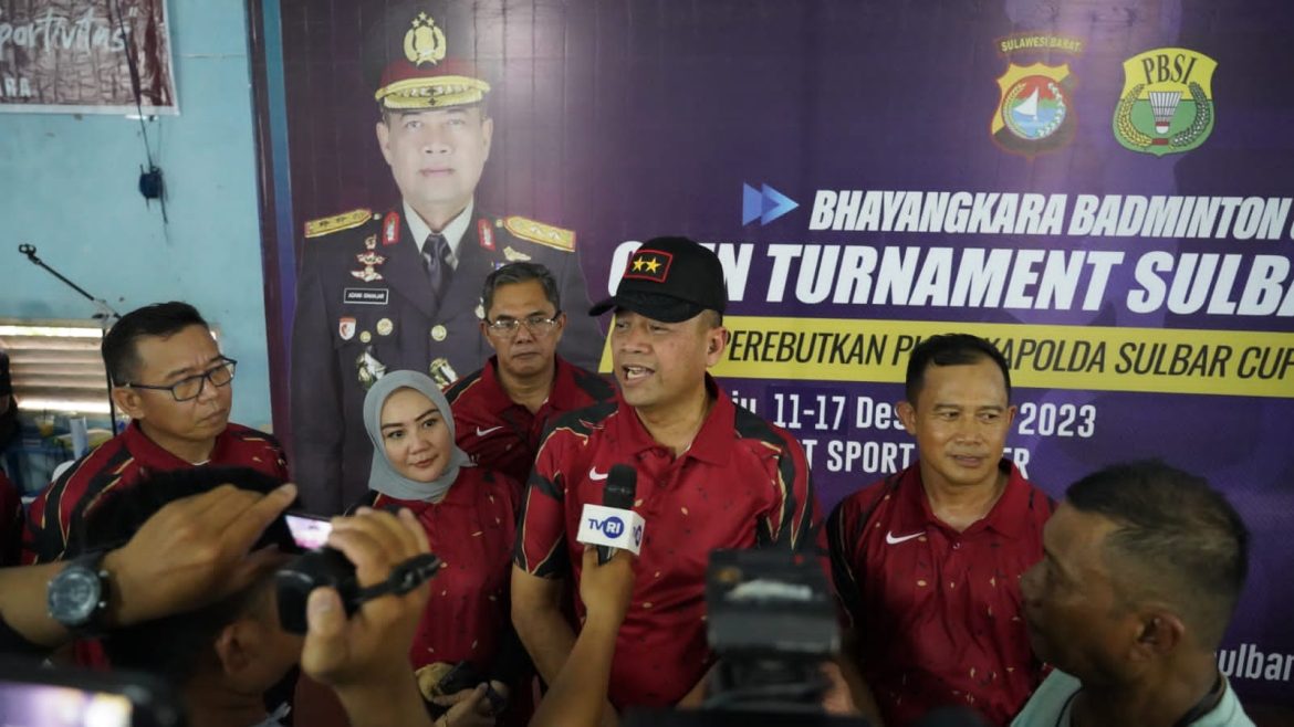 Diikuti 362 Peserta, Irjen Pol Adang Ginanjar Resmi Buka Turnamen Bulutangkis Piala Kapolda Sulbar ke 2