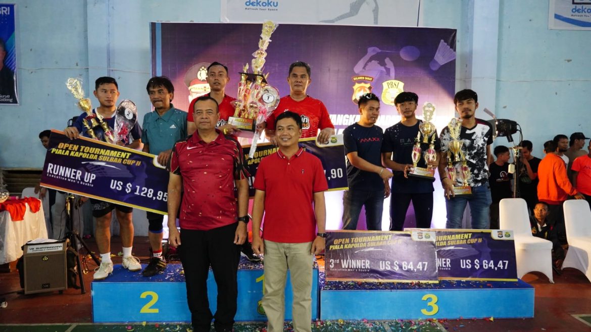 Kapolda Irjen Pol Adang Ginanjar Resmi Tutup Turnamen Bulutangkis Piala Kapolda Sulbar ke 2