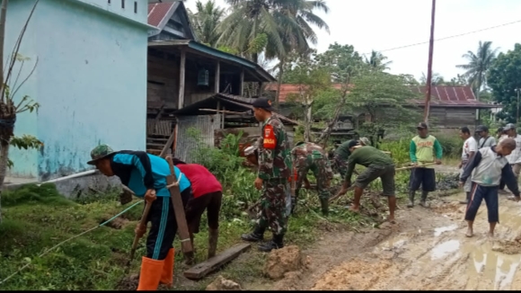 Antusias Warga Dan Danramil 01 Pasangakyu Karya Bakti Bersama