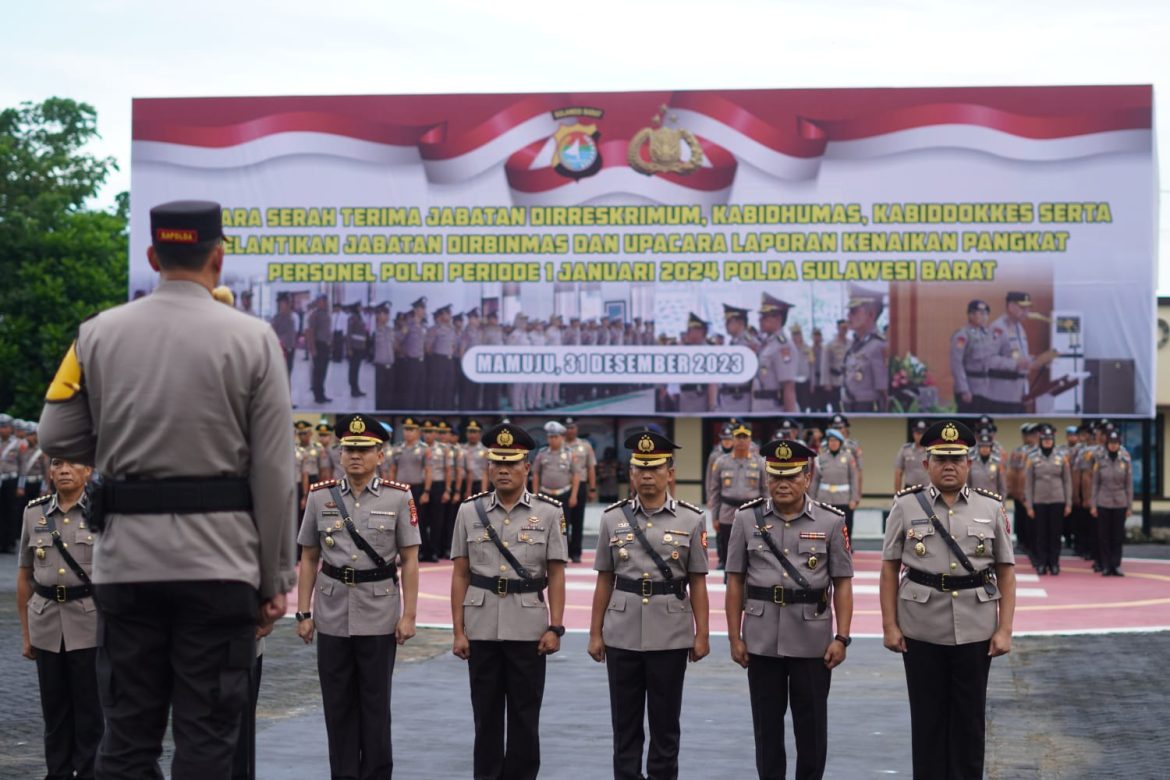 Kapolda Irjen Pol Adang Ginanjar Pimpin Upacara Sertijab Pejabat Utama dan Korps Raport Kenaikan Pangkat Polda Sulbar