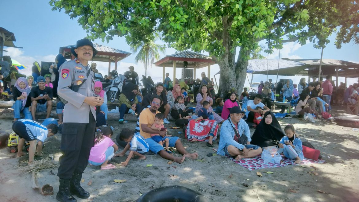 Jaga Keselamatan Anak-Anak, Sat Polairud Polres Mateng Tingkatkan Pengamanan di Wisata Pantai Babana