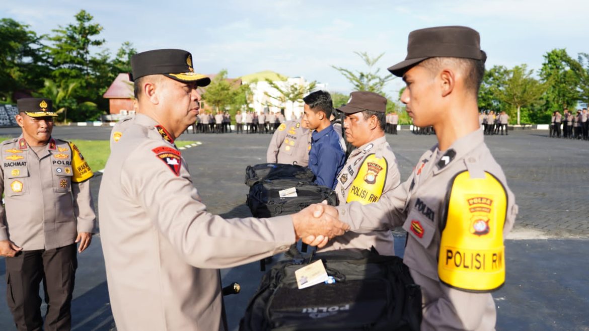 Serahkan Perlengkapan Tugas Jelang Pengamanan TPS, Kapolda Sulbar : Laksanakan Tugas dengan Baik