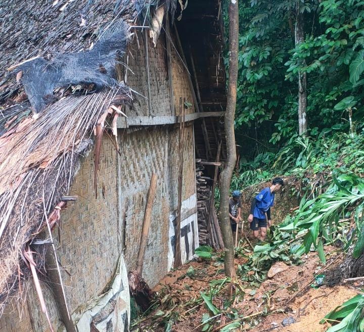 Akibat Tanah Longsor, Rumah Warga Baduy Berharap Bantuan Donasi