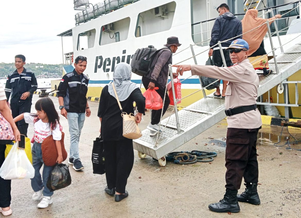 Satpolair Polres Majene Intensifkan Pengamanan Pemberangkatan KM. Sabuk Nusantara 93 Perintis Di Pelabuhan Passarang