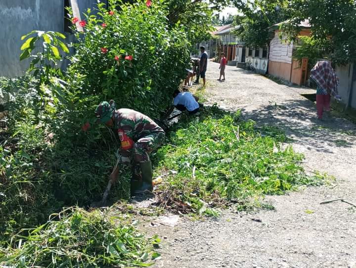 Babinsa Koramil Pasangkayu Gotong Royong Dengan Warga Bersihkan Lingkungan 