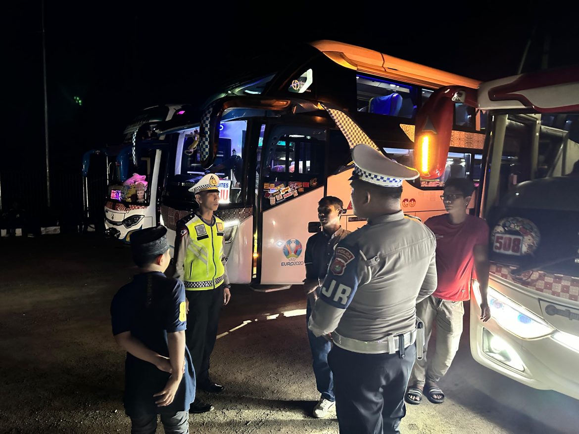 Sasar Terminal Jelang Arus Mudik, Ditlantas dan Biddokkes Polda Sulbar Cek Kelengkapan Sopir Bus dan Berikan Pelayanan Kesehatan Gratis 