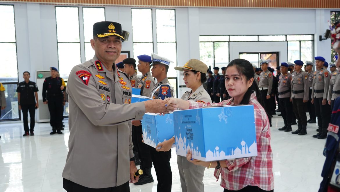 Serahkan Bingkisan Parcel Lebaran, Kapolda Sulbar : Kita Maknai Kegiatan ini Sebagai Penguat Tali Silaturahmi