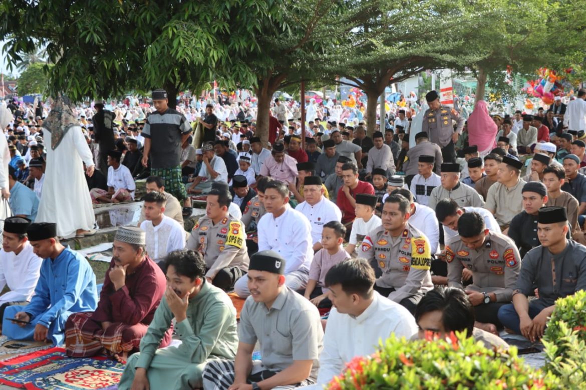 Kapolres Pasangkayu Laksanakan Shalat Id, Bersama Masyarakat Di Lapangan Merdeka Pasangkayu