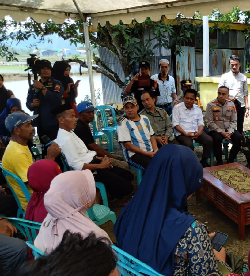 Gelar Jumat Curhat, Kapolres Pangkep Dengarkan Langsung Curhatan Warga di Desa Panaikang