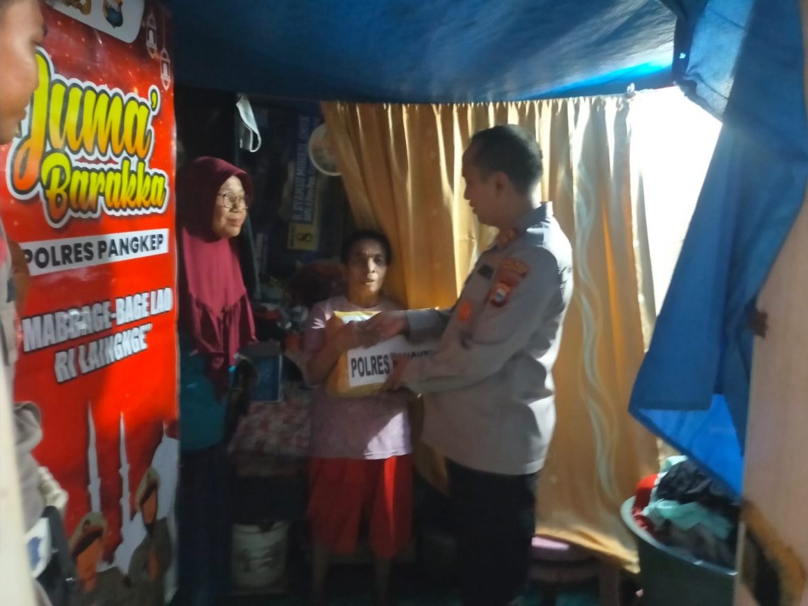 Jum’at Berkah, Kapolres Pangkep Salurkan Bantuan Sembako, Ajak Masyarakat Jaga Harkamtibmas