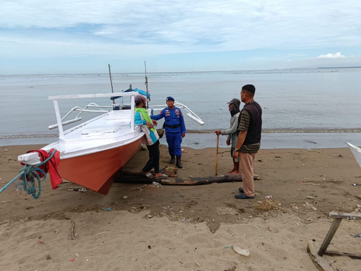 Personil Sat PolAirud Polres Polman Lakukan Patroli Pesisir Pantai lingkungan Ujung Polewali