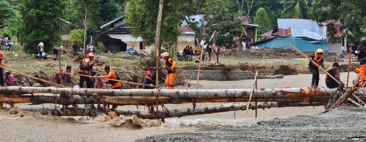 Jelang Hari Keenam Bencana Banjir Luwu, Tim SAR Gabungan Fokus Mengevakuasi Warga Dari Desa Yang Terisolir Di Bantaran Sungai Latimojong