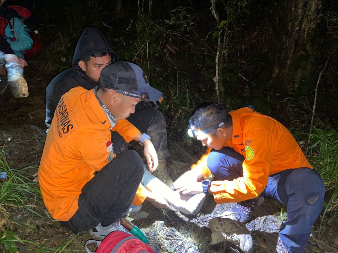 Tim Sar Gabungan Berhasil Evakuasi Pendaki Yang Mengalami Cedera Di Gunung Lompobattang