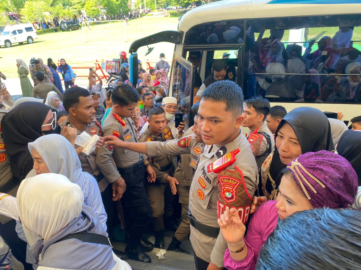 Personil Polres Polman Amankan Pemberangkatan Jamaah Calon Haji Polman Tahun 1445 H/2024 M Kloter 9