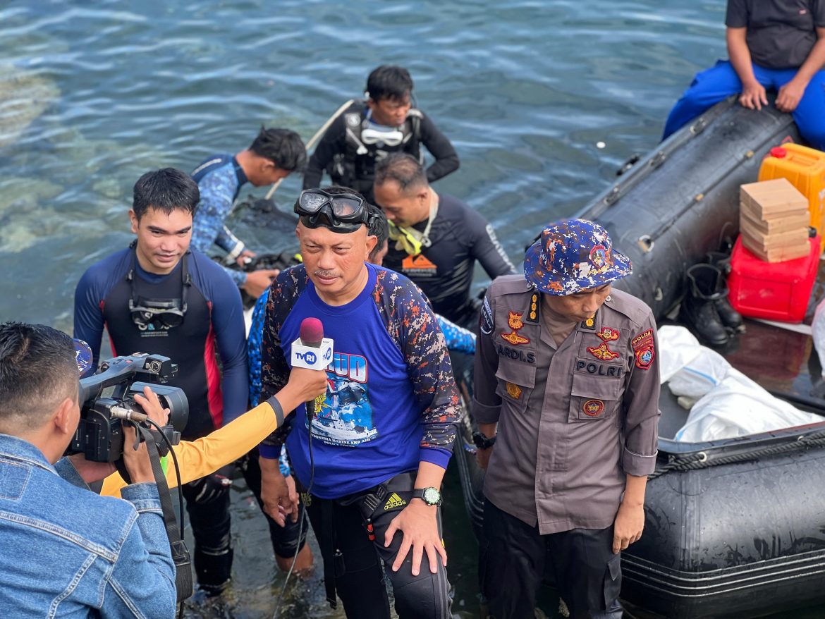 Sambut Hut Bhayangkara, Ditpolairud Polda Sulbar Gelar Aksi Sapu Laut dan Bersih Pantai