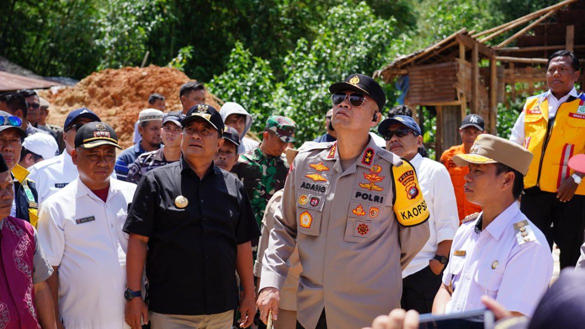 Bersama Pj Gubernur Bersama Kapolda Sulbar Kunjungi Lokasi Longsor di Mamasa