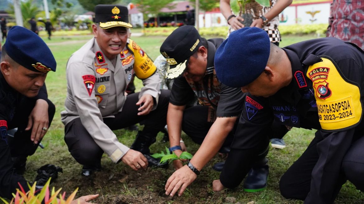 Gerakan Peduli Lingkungan, Wakapolda Sulbar Bersama PJ. Gubernur Tanam Ratusan Bibit Pohon di Mako Brimob