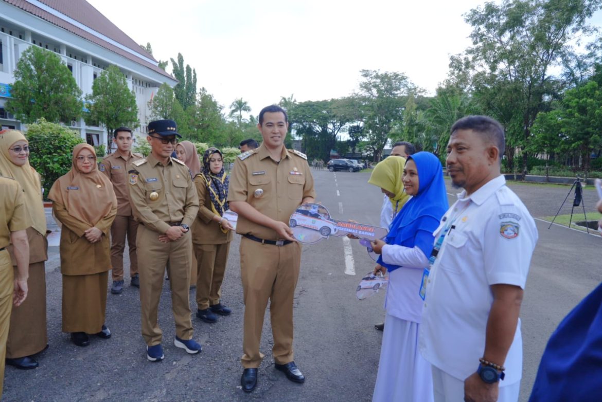 Bupati Pangkep Serahkan 8 Unit Ambulans Untuk Puskesmas Daratan Dan Puskesmas Kepulauan