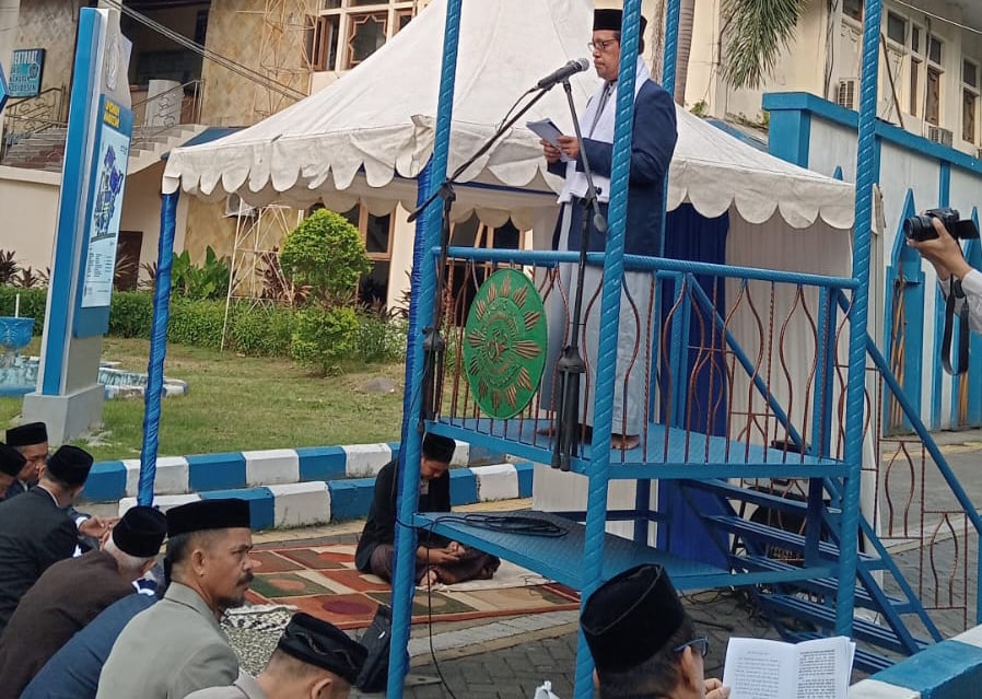 Ribuan Jemaah Padati Pelataran Gedung Rektorat Lama Unismuh Makassar untuk Salat Idul Adha