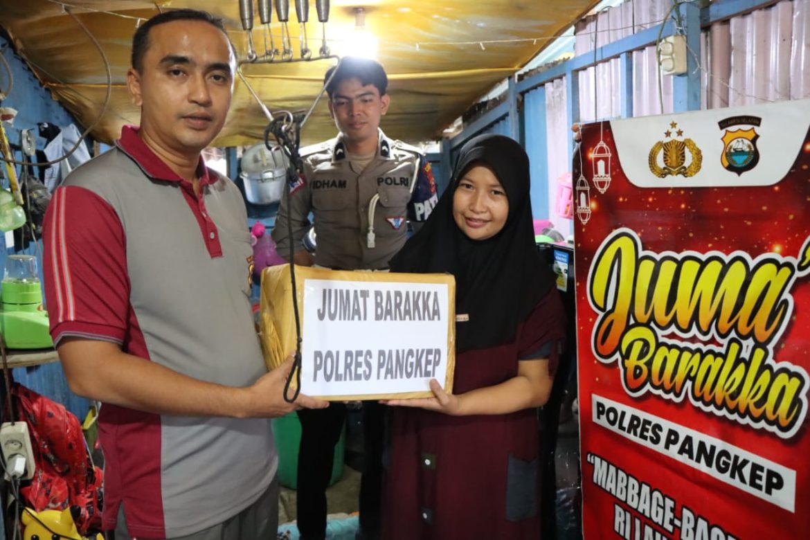 Jum’at Berkah, Kapolres Pangkep Berbagi Sembako untuk Warga Kurang Mampu