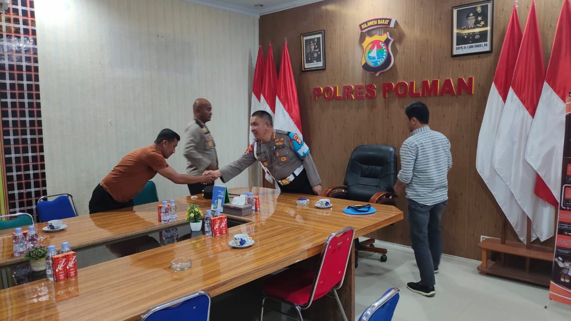 Kapolda Sulbar Dan Kabid Propam Serahkan santunan Pada Keluarga Tahanan Polres Polman Yang Tewas