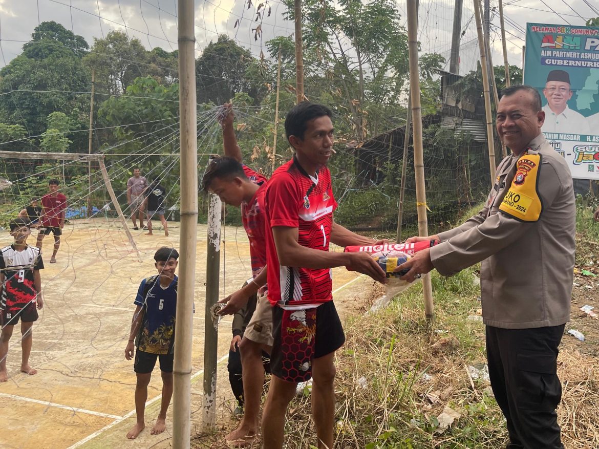 Lihat Warga Bermain Volley, Kapolda Sulbar Singgah Dan Berikan Bantuan Bola Dan Net Kepada Warga