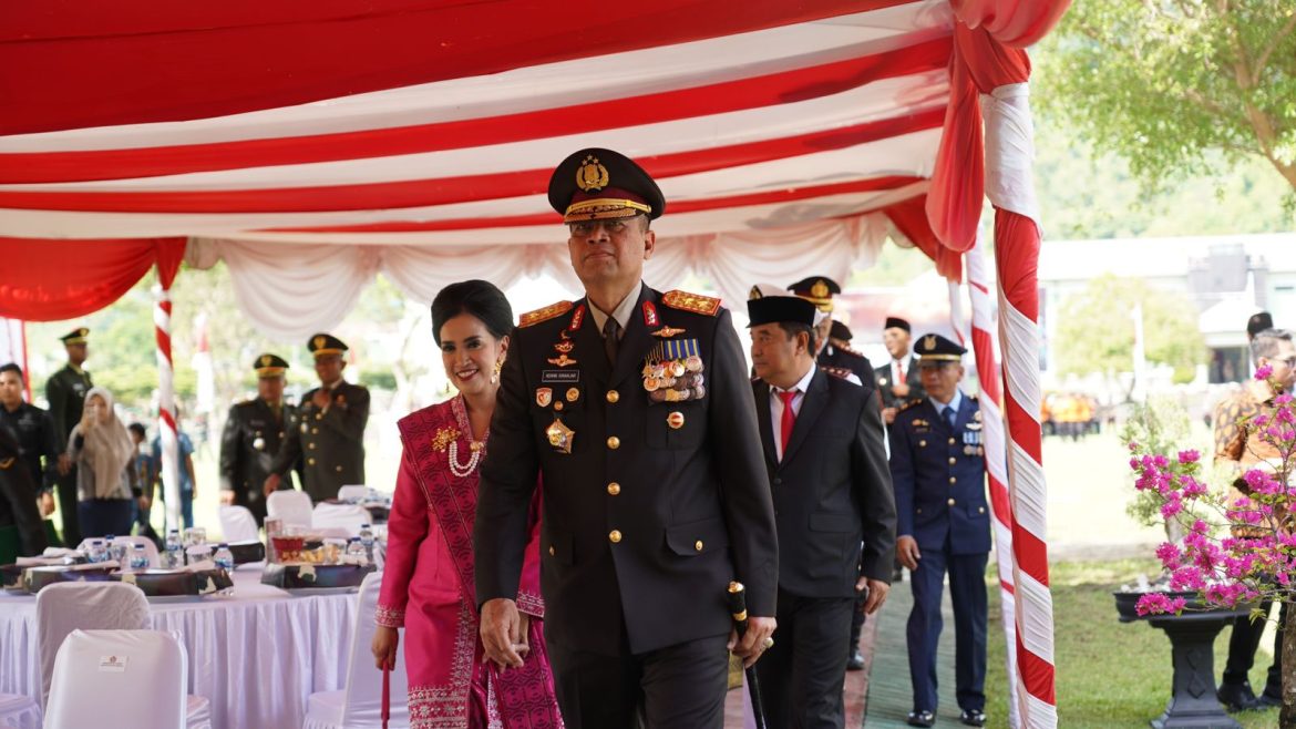 Kapolda Sulbar Bersama Ketua Bhayangkari Hadiri Upacara HUT TNI Di Korem Jadi Simbol Sinergitas Dan Kekompakan