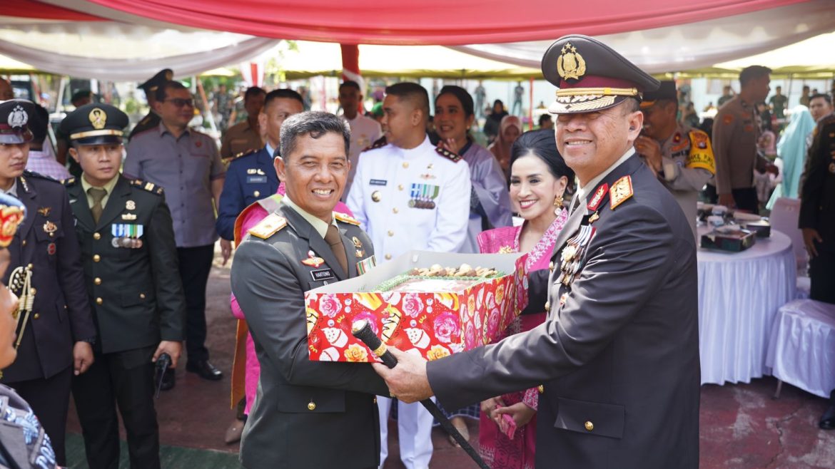 HUT TNI Ke-79, Kapolda Sulbar Dan Ketua Bhayangkari Berikan Kejutan Manis