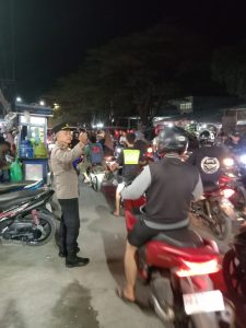 Cegah Kemacetan wakapolsek Biringkanaya Iptu Zainal Abidin, SH Atur  Lalu Lintas Di Depan SD Pajaiyang