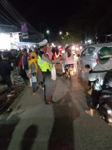 Kanit Lantas Polsek Biringkanaya Iptu Juanda, SH Bersama Personil Atur Lalu Lintas Di Jalan Poros Pajaiyang Untuk Mengurangi Kemacetan