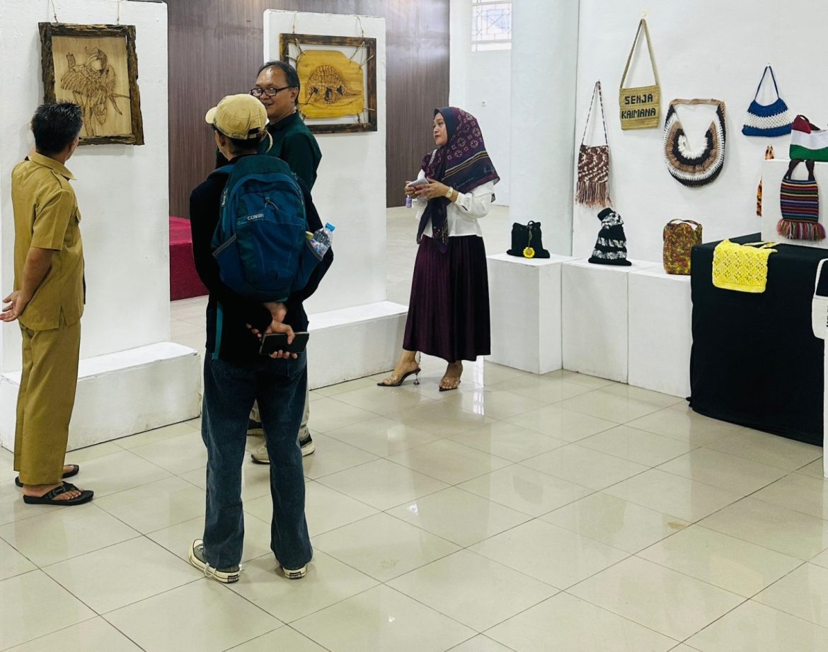 Berita: Kepala DPK Sulawesi Selatan Buka Pameran Seni Rupa Mahasiswa Unismuh Makassar