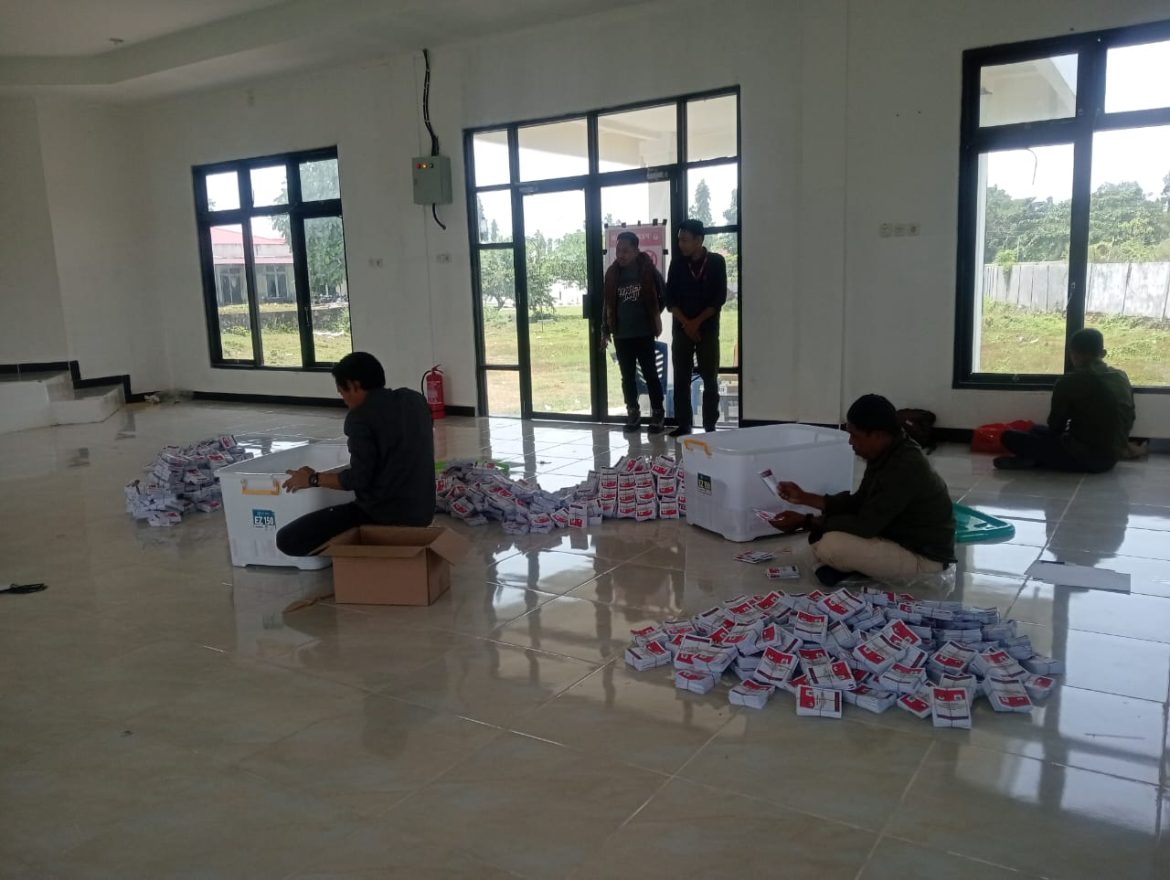 KPU Pasangkayu Mulai Sortir Dan Lipat Kertas Surat Suara 