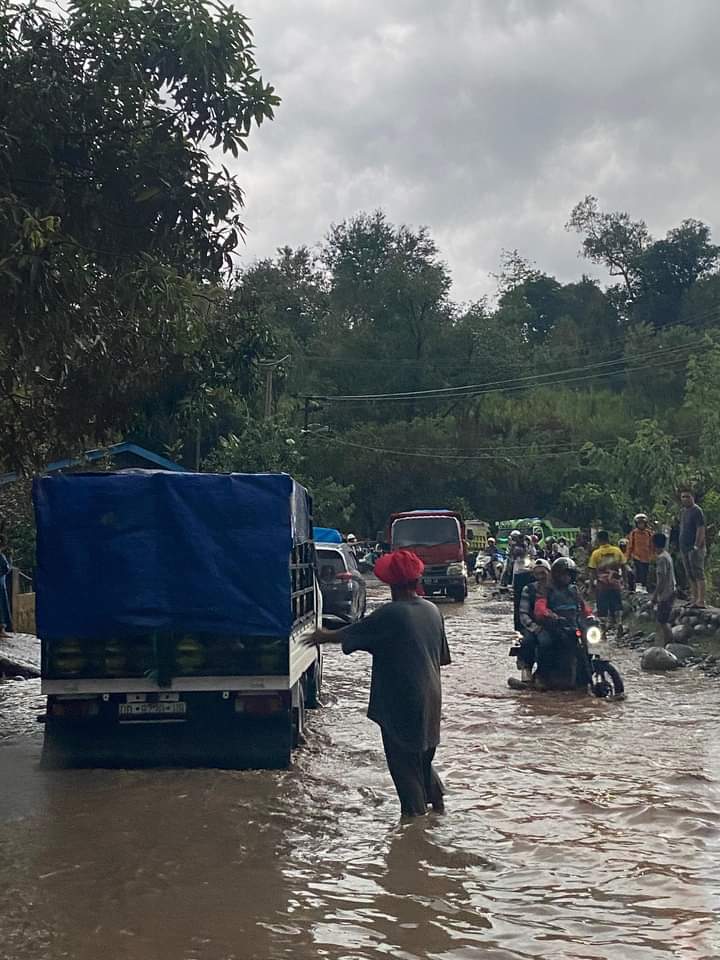 Motor Jadi Mogok, Banjir di Jalan Poros Malino Dikeluhkan Warga